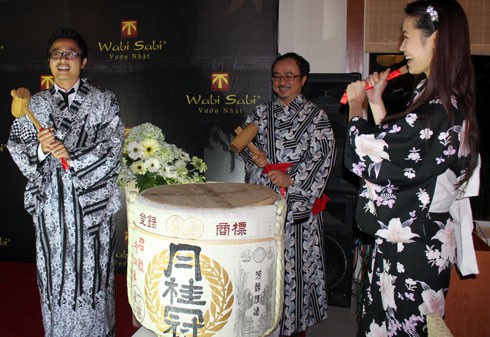 Nghi thức đập rượu Sake truyền thống ở Nhật 