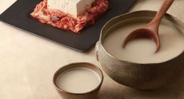 Uống rượu gạo đúng chuẩn phong cách Hàn Quốc 